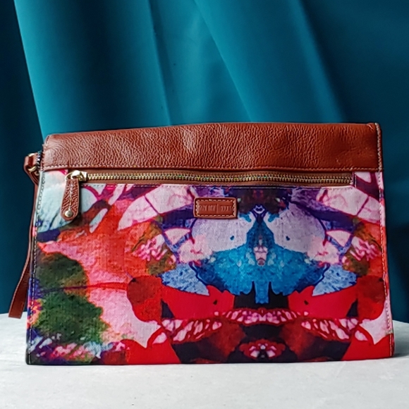 Front Row Society Envelop Clutch - Picture 2 of 4